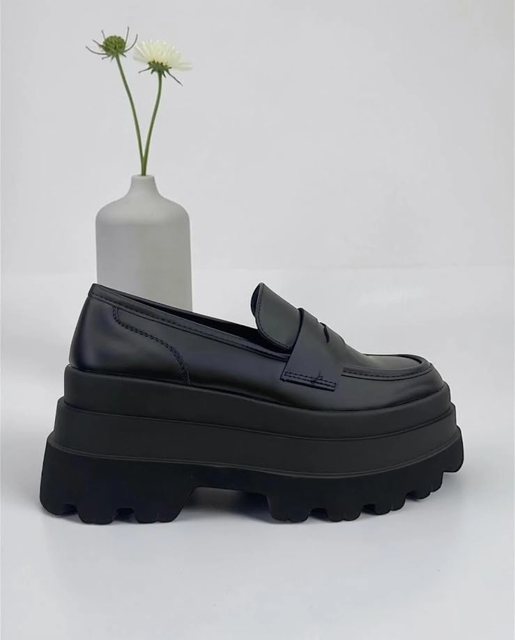 Minimalističke ženske mokasine sa odignutim gumenim đonom u tri sloja i mekanim gazištem