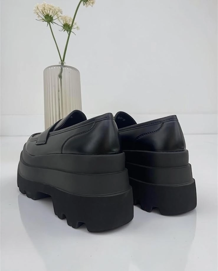 Minimalističke ženske mokasine sa odignutim gumenim đonom u tri sloja i mekanim gazištem