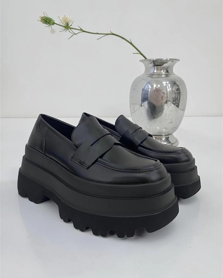 Minimalističke ženske mokasine sa odignutim gumenim đonom u tri sloja i mekanim gazištem