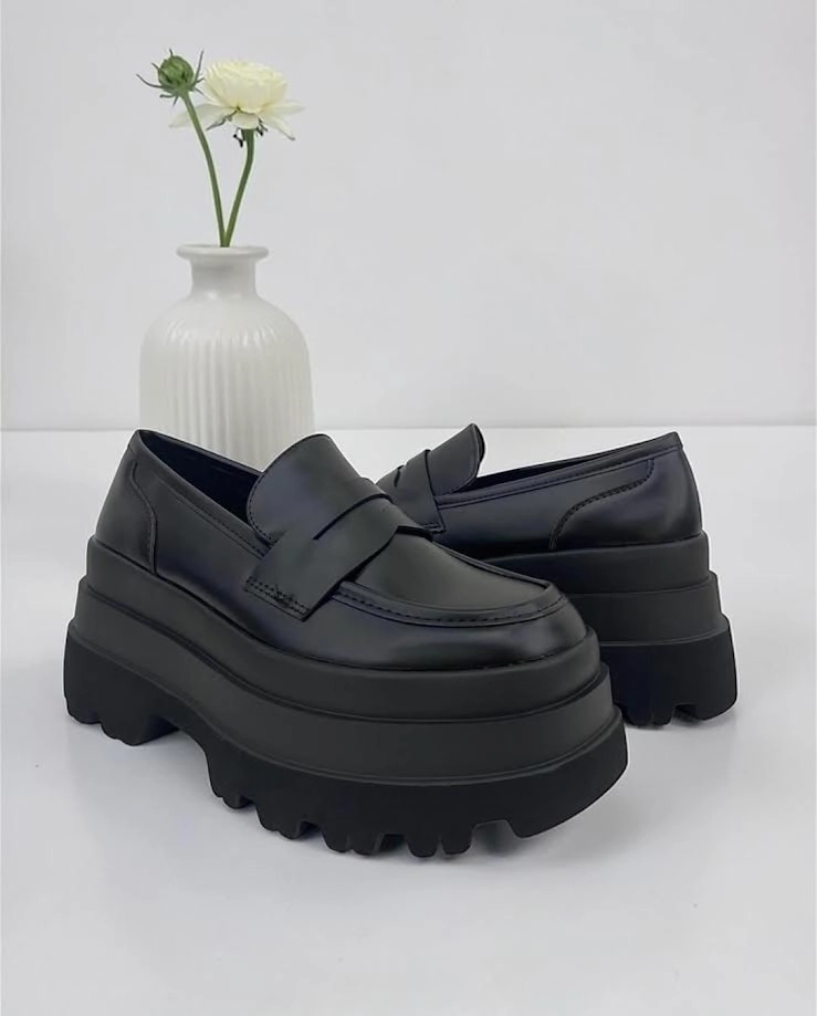 Minimalističke ženske mokasine sa odignutim gumenim đonom u tri sloja i mekanim gazištem